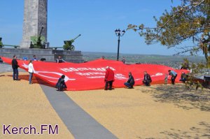 Новости » Общество: В Керчи на горе Митридат развернули Знамя Победы