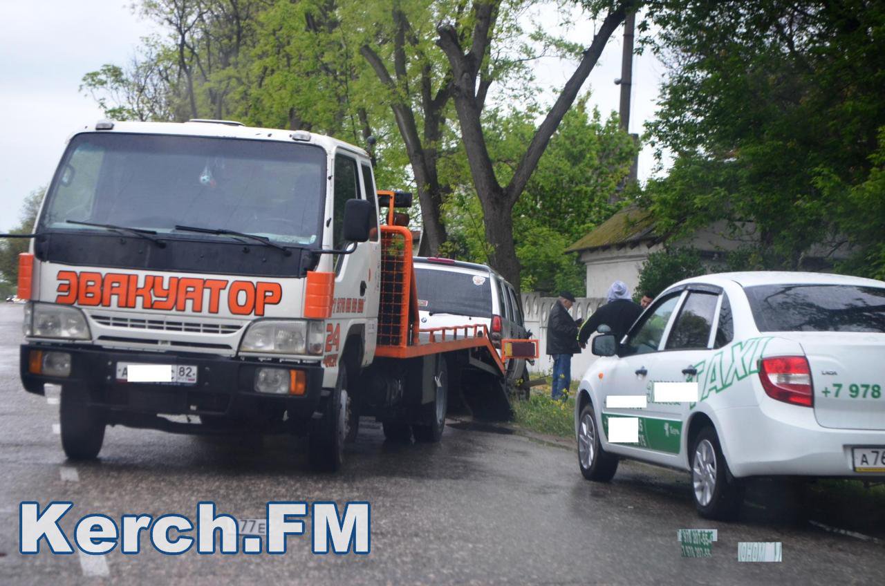 Автомобиль на скользкой дороге в Керчи врезался в дерево » Керчь.ФМ