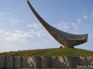 Новости » Общество: Строители Керченского моста отремонтировали памятник в Эльтигене