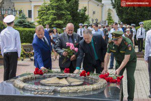Администрация Керчи и Бахарев возложили цветы к вечному огню