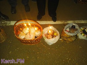 Новости » Общество: Керчане святили пасхальные куличи в церкви до самого утра