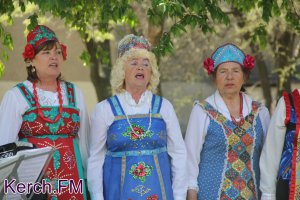 Новости » Культура: В Сквере Пионеров хор «Тавричанка» дал концерт для керчан