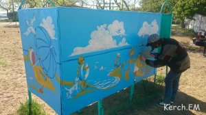 Новости » Общество: В Керчи на набережной художественно разрисовали  раздевалку