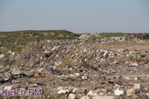 Новости » Общество: В Керчи убрали свалку, сбросив мусор в карьер