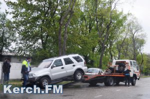 Новости » Криминал и ЧП: Автомобиль на скользкой дороге в Керчи врезался в дерево