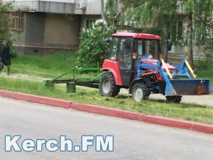 Новости » Общество: В Керчи траву на обочинах косят трактором