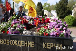 Новости » Общество: В Керчи возложили цветы в честь Дня Победы