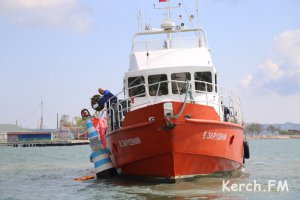 Новости » Общество: В Керчи ветераны возложили цветы к бую в море