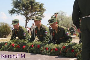 Новости » Культура: Керчане возложили цветы к братской могиле в Эльтигене