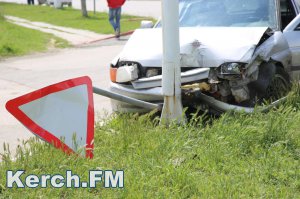 В Керчи иномарка при аварии снесла дорожный знак