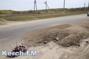 Новости » Общество: В Керчи власти обещают заасфальтировать опасную яму