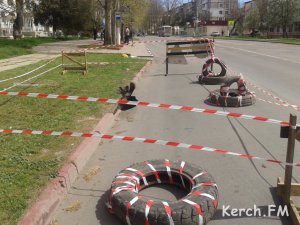 Новости » Общество: В Керчи на Горького, где провалился асфальт, заменят коллектор