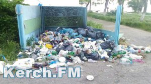 Новости » Общество: В Аршинцево парк возле моря завалили мусором