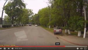 В Керчи легковушка снесла дорожный знак (видео)