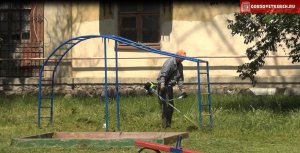 В Керчи коммунальщики приводят в порядок детские площадки