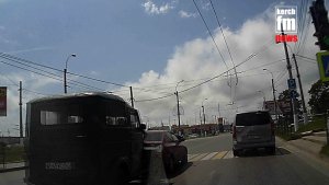 В Керчи перед пешеходным переходом столкнулись УАЗ и иномарка
