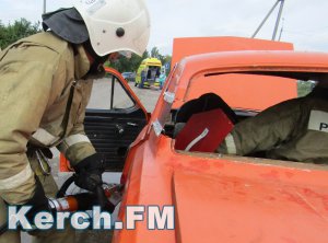 В Керчи спасатели тушили автомобиль и извлекали из него людей
