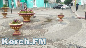 В Керчи  на улицу Ленина стекает канализация