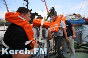 Новости » Общество: В Керчи провели  массовые учения  на рыбопромысловых судах