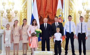 Владимир Путин вручил  керченской  семье орден «Родительская слава»