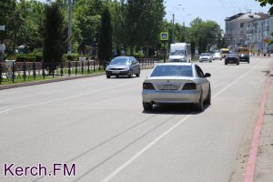 Новости » Общество: В Керчи разметка после парада путает водителей