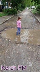 Новости » Общество: В керченском дворе из-за дорожных ремонтников появилось озеро