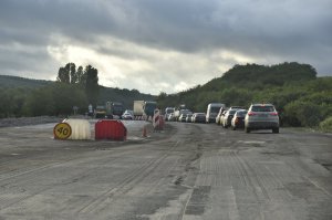 Новости » Общество: На Керченской трассе снова пробки из-за ремонта дороги