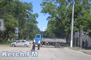 Новости » Общество: В Керчи автоматчики с самого утра перекрыли часть улицы Кирова