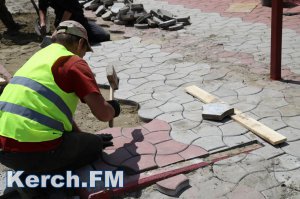 Новости » Общество: В Керчи на площади Ленина перекладывают плитку