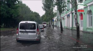 В Керчи ливень затопил улицы (видео)