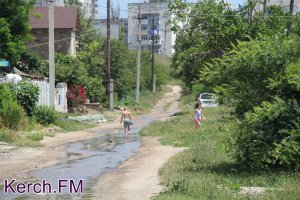 Новости » Общество: В Керчи питьевая вода течет по дорогам