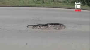 В Керчи автомобиль пробил себе колесо в яме на Кирова, - читатель
