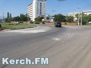 Новости » Общество: В Керчи посреди дороги разрыли яму и засыпали огромными камнями