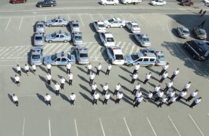 В Крыму ГИБДД из патрульных автомобилей выстроили цифру «80»