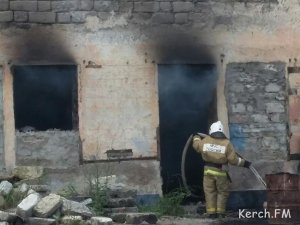 В Керчи горело заброшенное здание