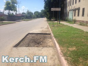 Керчанин предупреждает водителей о глубокой яме на Кирова