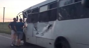 В Крыму на трассе из грузовика  токарный станок упал на автобус