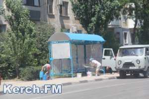 Новости » Общество: В Керчи начали ремонтировать остановочные павильоны