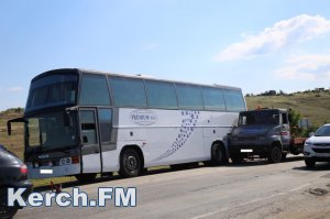 В Керчи на въезде в город столкнулись автобус и эвакуатор