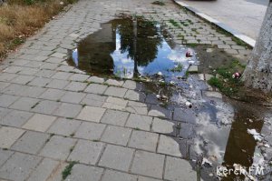 Новости » Общество: В Керчи возле остановки «Управление ЖРК» порыв водовода