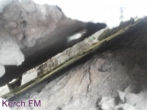 В Керчи на Аршинцевском мосту появилась сквозная дыра