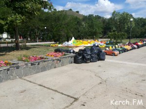 Керчане оставили кучи мусора после праздника на набережной