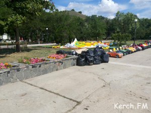 Новости » Общество: Керчане оставили кучи мусора после праздника на набережной