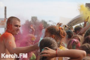 Новости » Общество: В Керчи на горпляже прошла битва красками, несмотря на погоду