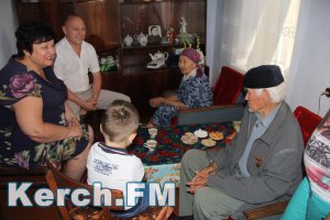 Новости » Общество: Керченской семье вручили медаль за 60 лет жизни в браке