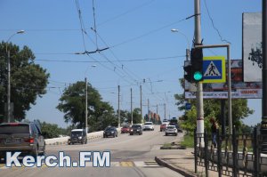 Новости » Общество: В Керчи грузовикам запретили движение по Горьковскому мосту