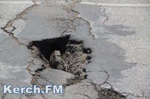 На Горьковском мосту в Керчи -  уже сквозная дырка