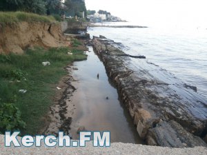 В Керчи на пляже в Аршинцево рухнула стена