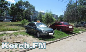 Новости » Общество: В Керчи на водителей составляют протоколы за парковку на газонах