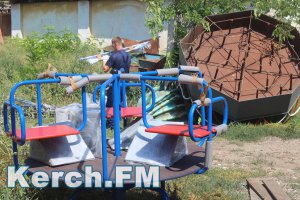 В Керчь привезли 8 новых детских площадок